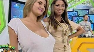 VIDEO Roxana Vancea a fost detronata de o animatoare care are bustul mai mare decat al ei! Vezi cum si-au comparat sanii in direct