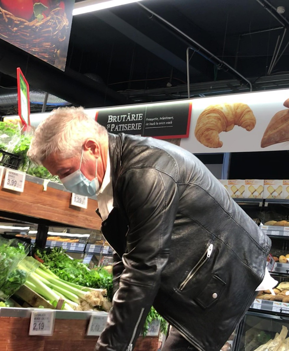 Dan Bittman respectă regulile impuse în pandemie, chiar dacă nu crede în COVID