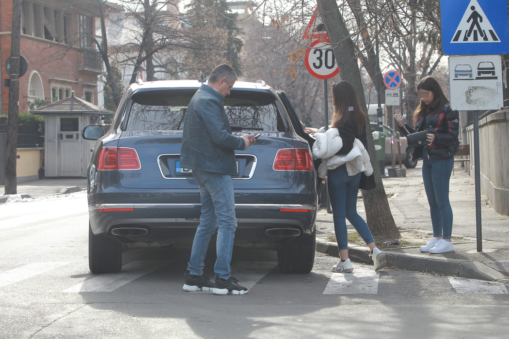 Remus Truică are mare grijă de fetele lui, pe care le-a luat, acum, cu Benlley-ul de un sfert de milion de euro