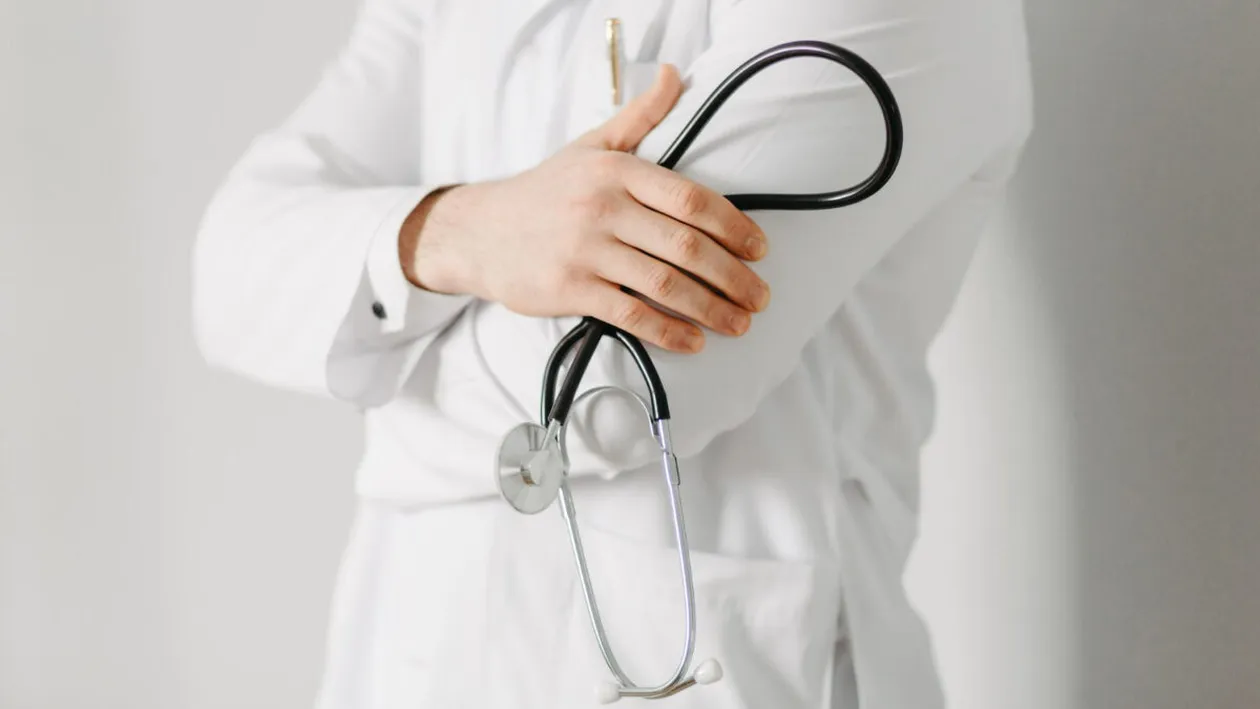 Un medic din Constanța este acuzat de înșelăciune. Cum l-a făcut pe un pacient să creadă că un medicament „minune” costă 21.000 de lei