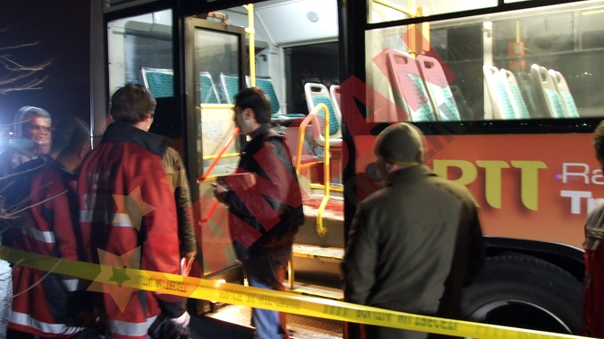 FOTO Femeie injunghiata mortal de sotul ei intr-un autobuz! A murit pe loc