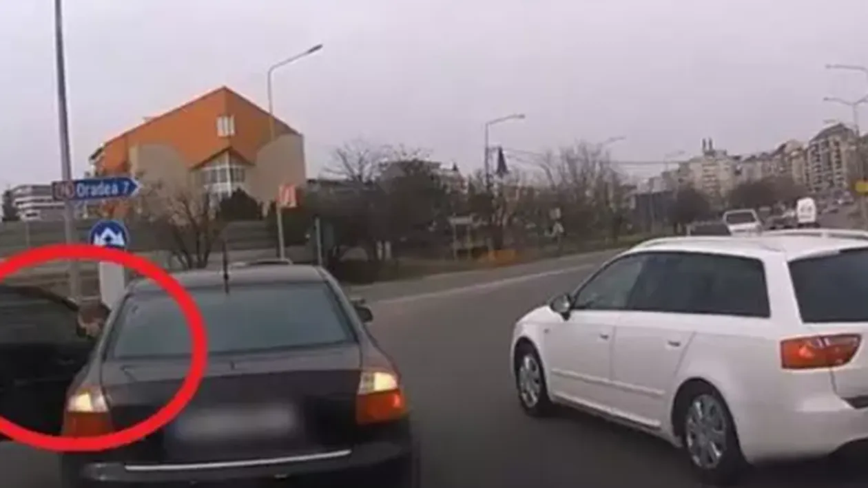 Un șofer neglijent a tăiat calea unui alt bărbat, dar a amuțit când a văzut cine era acesta
