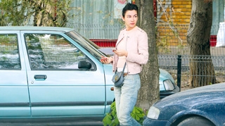 Ai vazut-o fara farduri, acum iat-o "scalciata" de ploaie! S-a machiat, dar tot degeaba! Oana Frigescu, lovita de vremea rea cand ii era lumea mai draga!