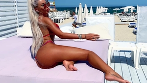 Loredana Chivu, imagini +18 la plajă! A luat bikini cu două numere mai mici și a rămas cu "rușinica" la vedere