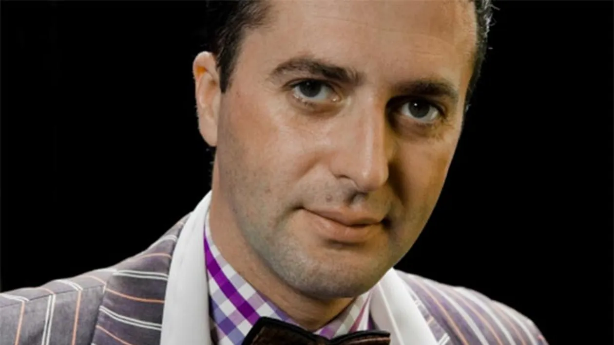 Nu e farsa, s-a intamplat in '99! Dezbracatu a avut grave probleme cu legea si necazuri in amor. Urmarit de o stewardesa obsedata