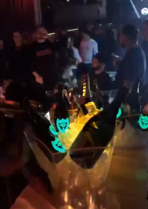 La masa lui Alex Bodi și a Biancăi s-au revărsat valuri de șampanie scumpă.