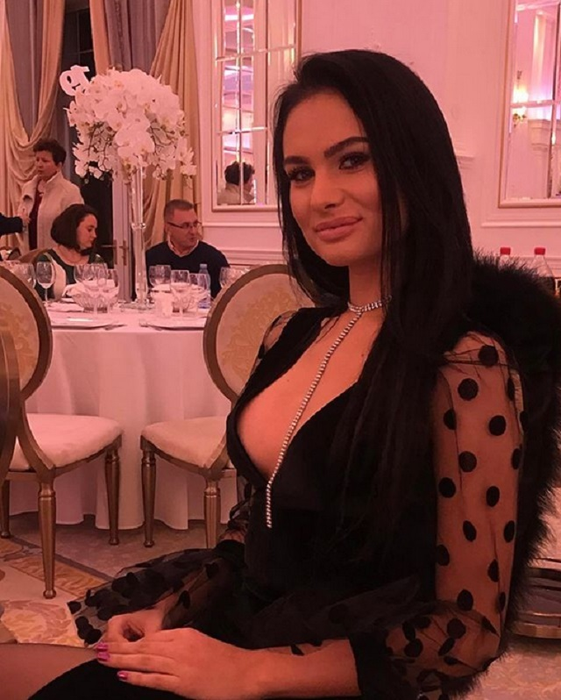 Scandal în familia de la „Insula Iubirii”! Replici acide, după ce „şi-a tunat” faţa: „Nu comenta, fă!”