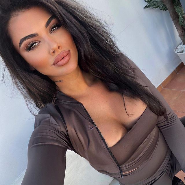 Mirela este o brunetă focoasă, frumoasă, cu forme la care visezi instant