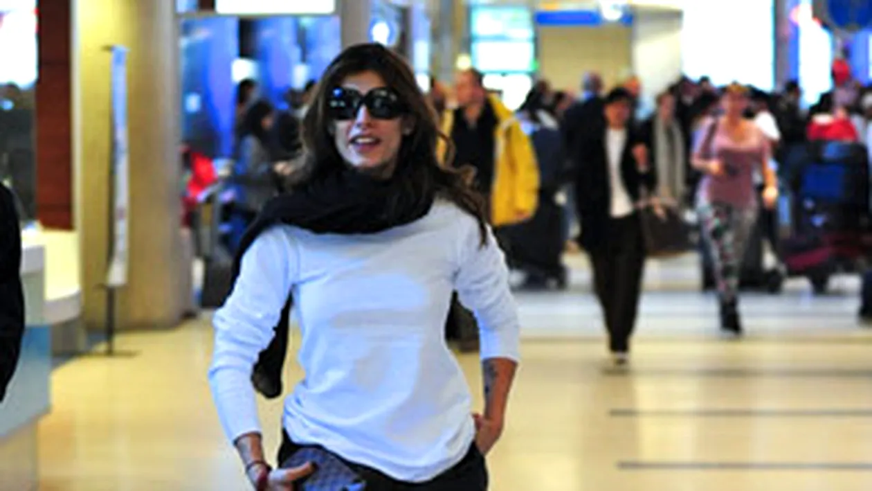 Elisabetta Canalis, fosta iubita a lui George Clooney, alergata de catei pe aeroport. Afla aici din ce cauza!