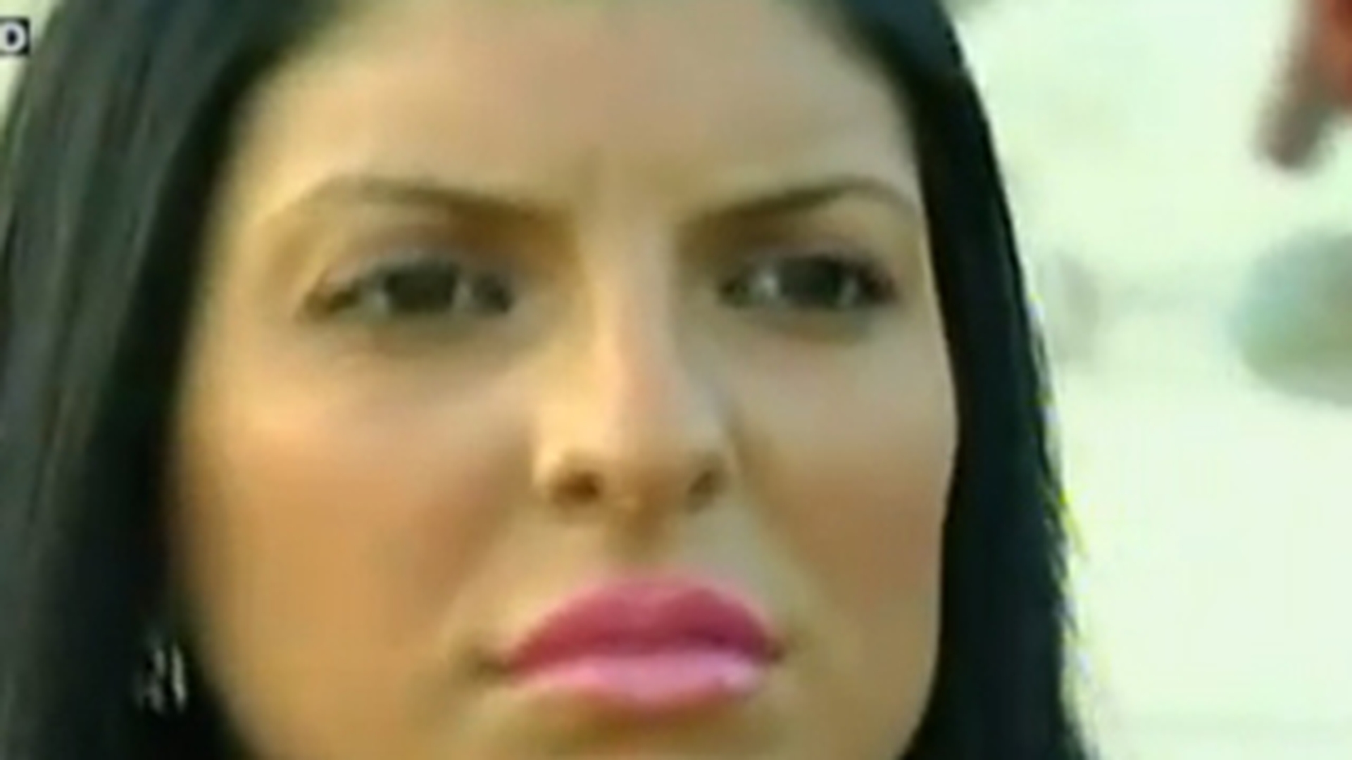 VIDEO Andreea Tonciu e "fata de la tara"! S-a imbracat ca o pitipoanca si s-a plimbat printre oi si porci!