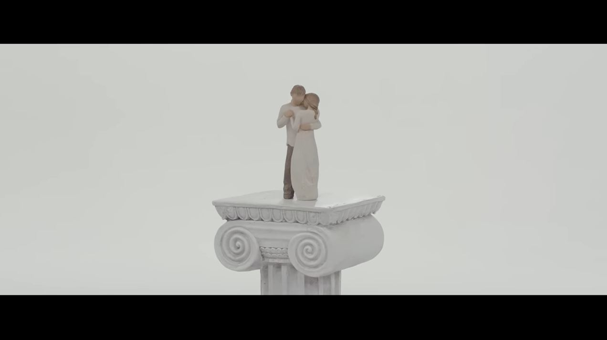 Andreea Bălan, mesaje dureroase pentru George Burcea în noua piesă, “Am crezut în basme”! Bărbatul misterios din videoclip seamănă cu tatăl fiicelor sale