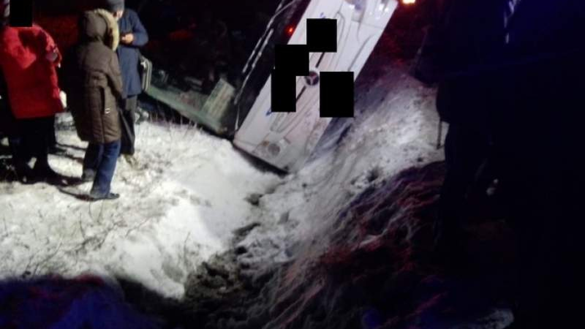 Momente de groază pentru 25 de pasageri! Un autocar s-a răsturnat pe DN1, în județul Brașov