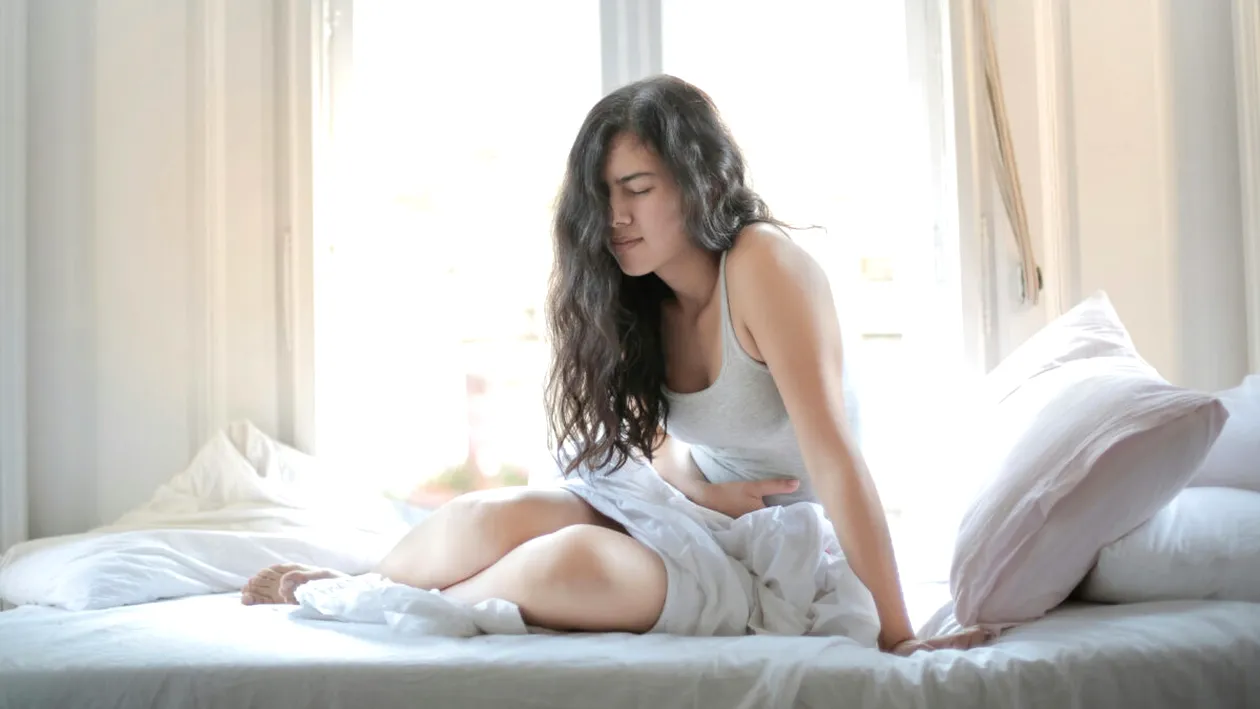 O tânără de 28 de ani s-a deformat din cauza durerilor. Medicii îi spuneau că e de la stres, dar analizele au spus adevărul