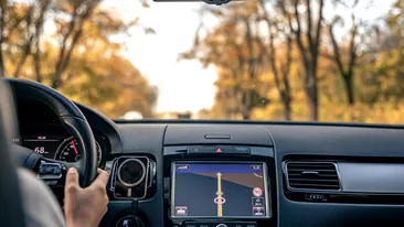 (P) Top 5 gadgeturi auto esențiale: Navigație GPS cu CarPlay și Android Auto, siguranță și confort la volan
