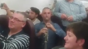 VIDEO EMOŢIONANT! Un avion plin de români cântă colinde în drum spre Anglia! 
