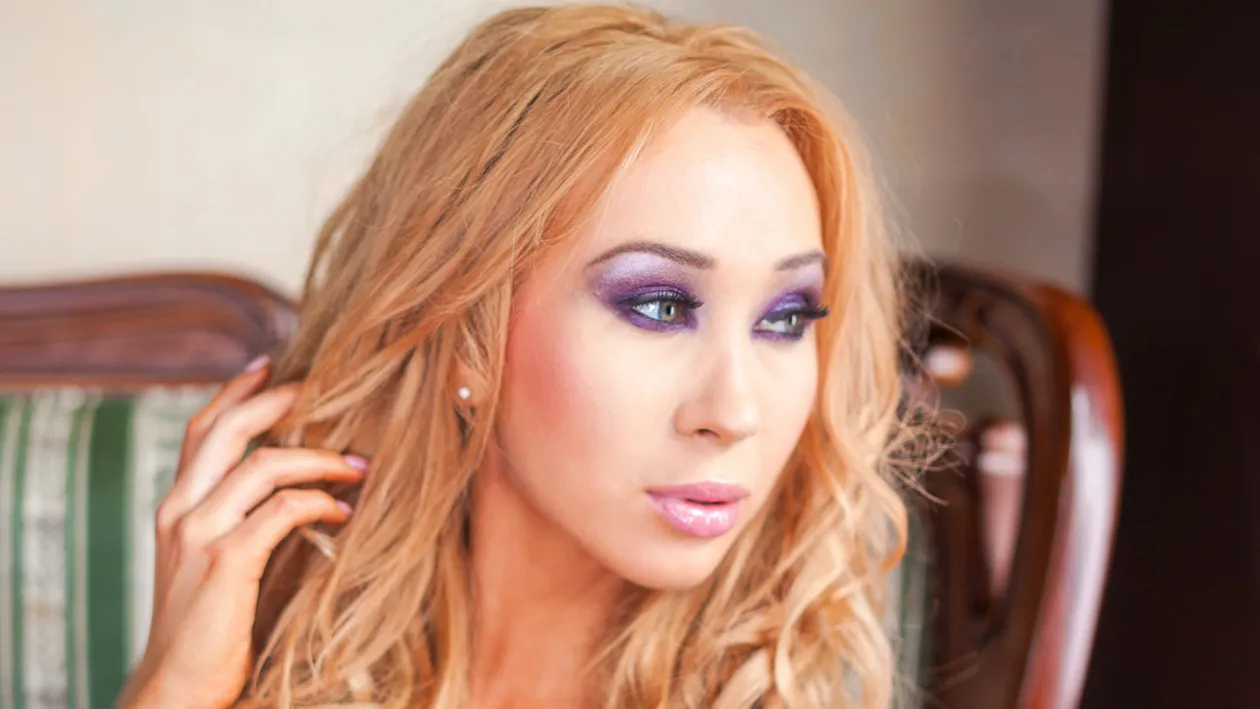 Cantareata din Romania care s-a lasat filmata doar intr-o camasa barbateasca, FARA lenjerie intima! Nu te asteptai sa apara asa