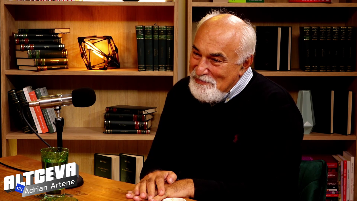 După finalizarea studiilor medii la Liceul „Alexandru Ioan Cuza” din Focșani, Varujan Vosganian  a absolvit Facultatea de Comerț din cadrul Academiei de Studii Economice din București / (Sursa: Captură video)