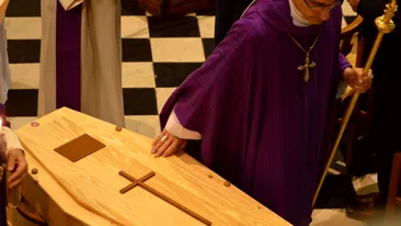 Un preot a murit, după ce a fost înmormântat de viu