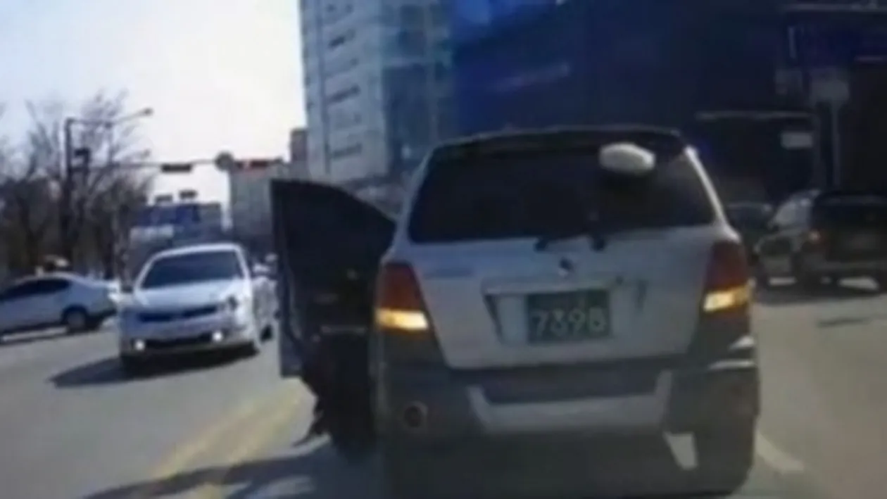 VIDEO Gafă istorică a unei soferiţe! A căzut din maşină în timp ce dădea cu spatele! Vezi cum s-a făcut de râs