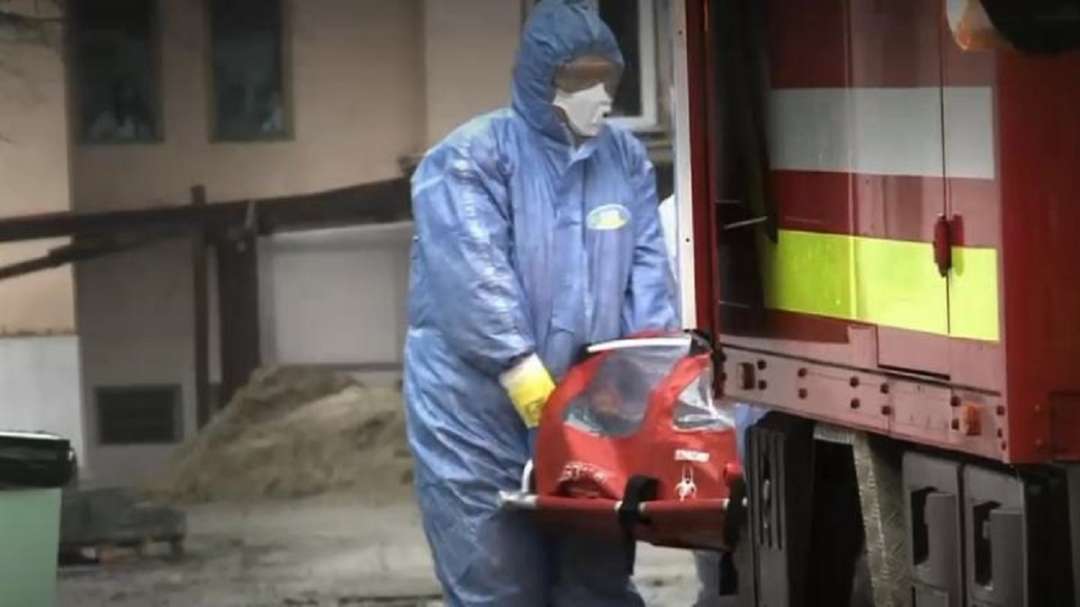 Caz scandalos în România. Un polițist a plătit șpagă pentru a ridica de la morgă sicriul cu tatăl lui, ucis de COVID-19. “Mi-au vândut mortul cu 100 de lei!”