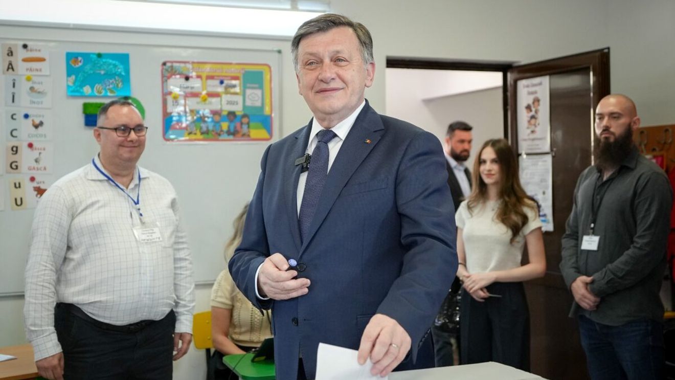 Crin Antonescu, însoțit de soție la alegerile prezidențiale. Motivul pentru care au oferit declarații în engleză