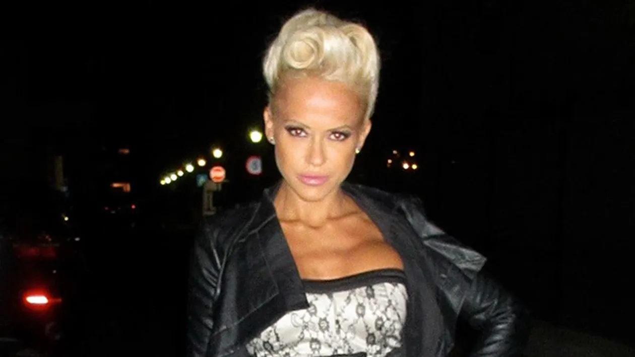 Alaturi de cine s-a fotografiat Anda Adam in aceasta seara! Reactia fanilor: Esti o super femeie, nu ai nevoie de...