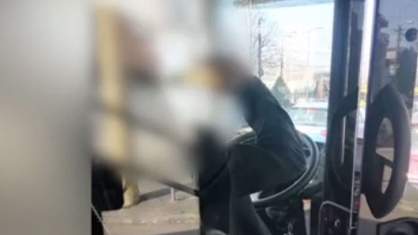 Şofer de autobuz din Constanţa, filmat în timp ce consumă alcool, la volan