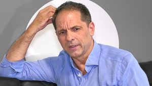 Dan Negru îi face dosarul Roxanei Ionescu, prima asistentă TV din Playboy: ”…pe copertă a fost Mama Natură…”