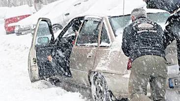 VIDEO Bravo, ba, te-am si filmat! Ce a patit un roman incercand sa-si impinga masina din zapada. Urmarea e fabuloasa!