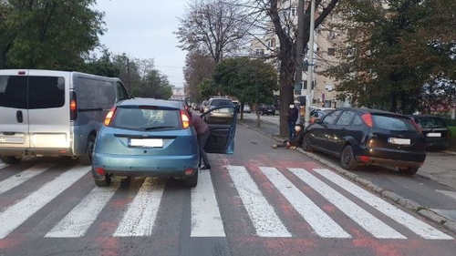 Anunț important pentru șoferi! Unii dintre romi se aruncă în fața mașinilor ca să facă rost de bani