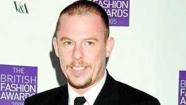 Alexander McQueen le-a lasat mostenire cainilor sai peste 80.000 dolari