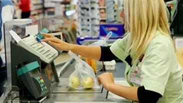 O vânzătoare din Bacău a fost reclamată la OPC pentru că... le făcea ochi dulci bărbaţilor! Cum au răspuns autorităţile