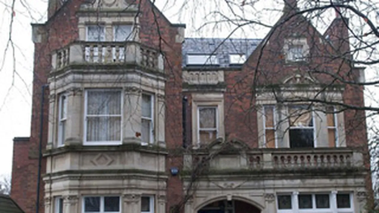 Vezi cum traieste un roman sarac intr-o vila londoneza de 12 milioane de euro!