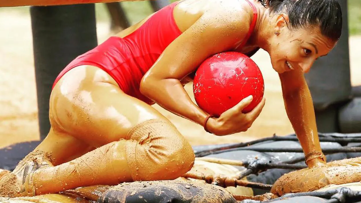 Durere de nedescris! Cristina Nedelcu  a căzut și și-a rupt ambele picioare: “Două luni în gips“