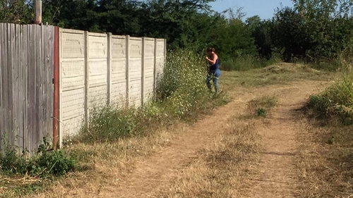 Specialişti constructori, aduşi la "Casa groazei" din Caracal. Angajații Primăriei taie iarba din curtea lui Gheorghe Dincă