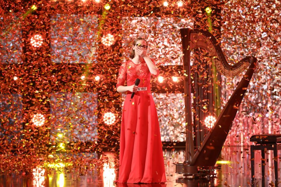 Daria Batschi i-a impresionat pe jurați și a primit al cincilea Golden Buzz. Cine este ”fata cu harpa”