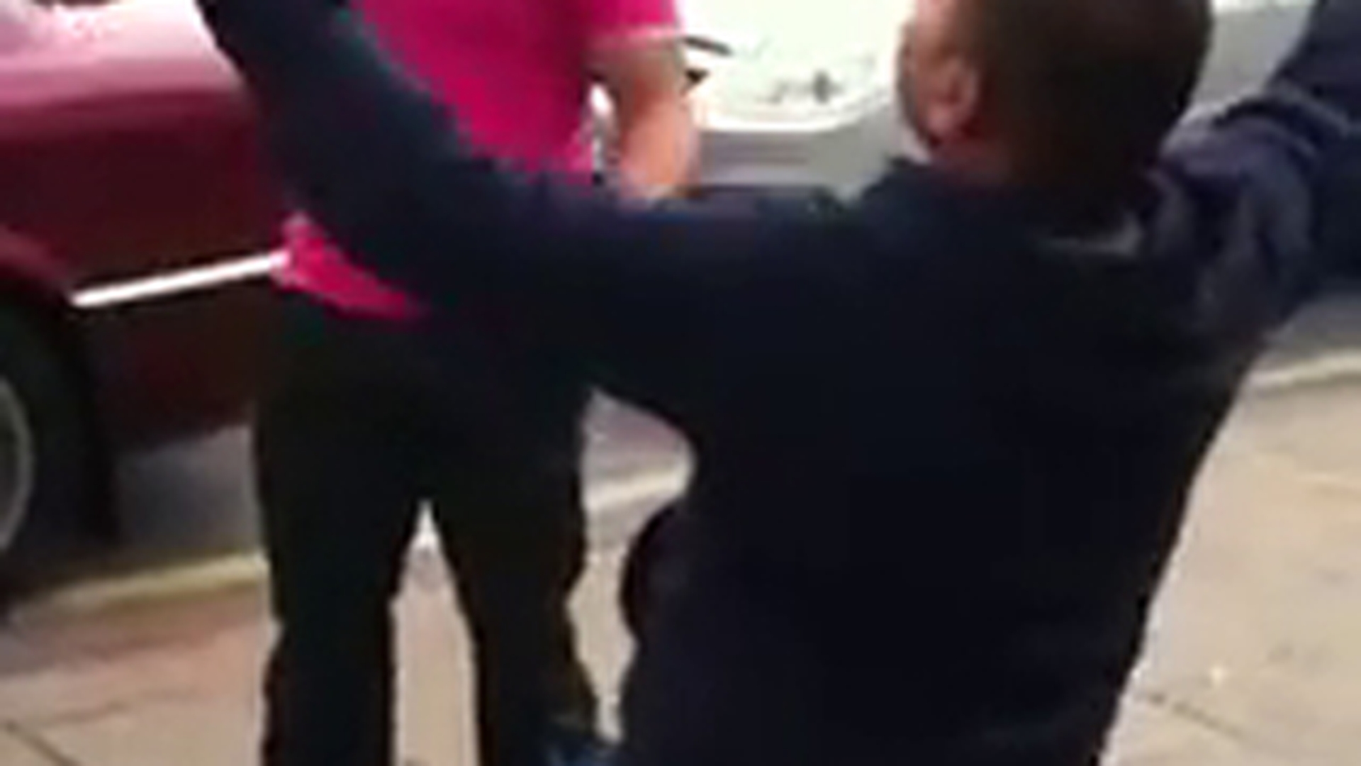 VIDEO Ei i-au zapacit pe englezi! Cocalarii astia doi danseaza in buricul Londrei pe manele! Uite-i cum se dau in spectacol!