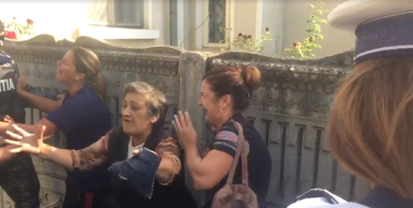 Transfigurată de durere, mama Luizei Melencu s-a luptat cu jandarmii ca să ajungă la Gheorghe Dincă. Ce a strigat bunica fetei