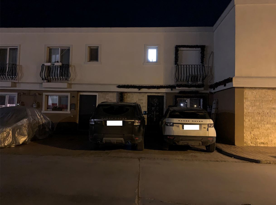 Ora 22:00. Lumina este aprinsă în locuința Antoniei, iar mașina lui Andrei e parcată chiar sub geam, lângă a fostei soții (Foto: CANCAN.RO)