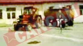 "Drifting" cu tractorul, in curtea scolii