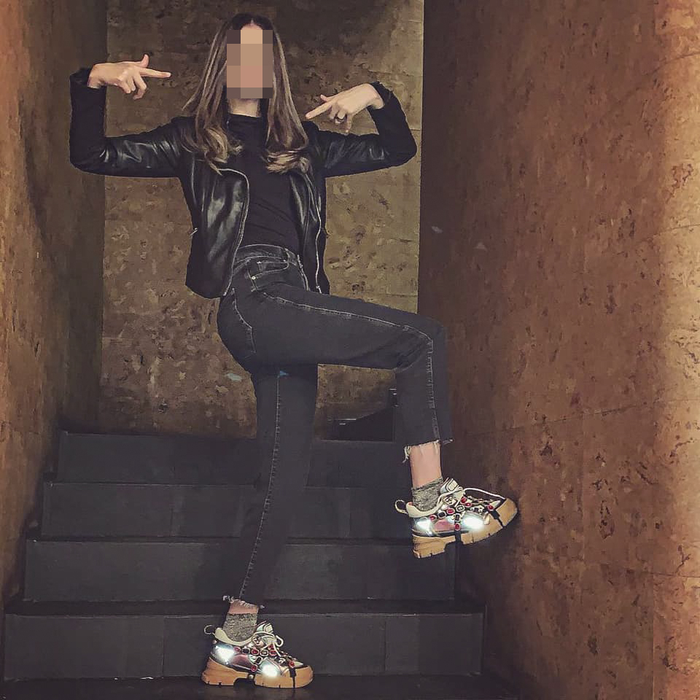 Tânăra bătută în club de iubita fostului partener