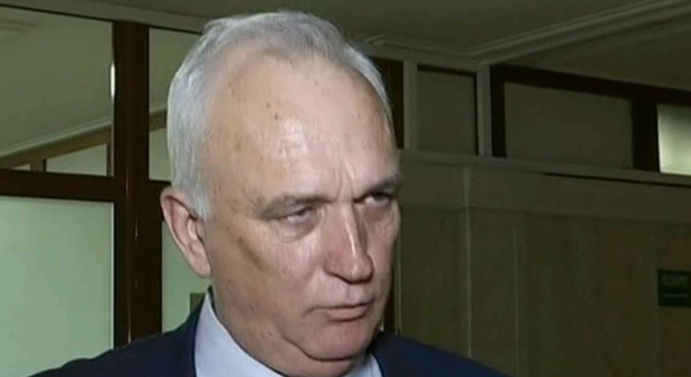 Un senator din Sibiu a fost surprins uitându-se la poze sexy, în timpul ședinței solemne din Parlament! Cum a reacționat când a fost întrebat la ce se uita pe telefon