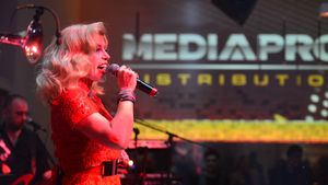 Inca o aparitie-soc! Loredana s-a prezentat la un eveniment monden cu toata lenjeria intima la vedere! Inclusiv port-jartierul!