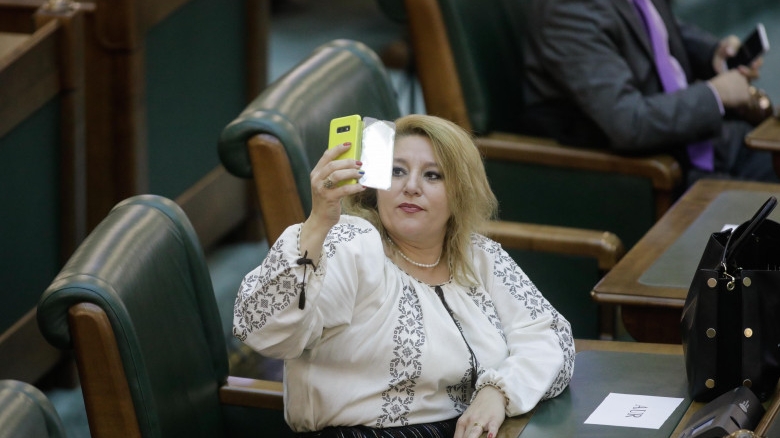 Diana Șoșoacă, scandal la poarta unui spital din Capitală! „Aveți obligația să mă lași să intru, sunt senator al României”