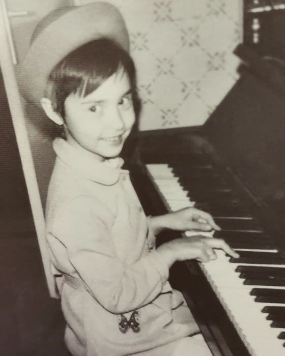 Andreea Marin, dezvăluiri din perioada copilăriei. „Am făcut ordine în miile de fotografii adunate într-o viață”