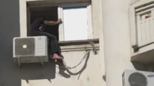 Un bărbat vrea să se arunce de la etajul blocului în care se află sucursala CEC de la Piaţa Alba-Iulia, din Bucureşti