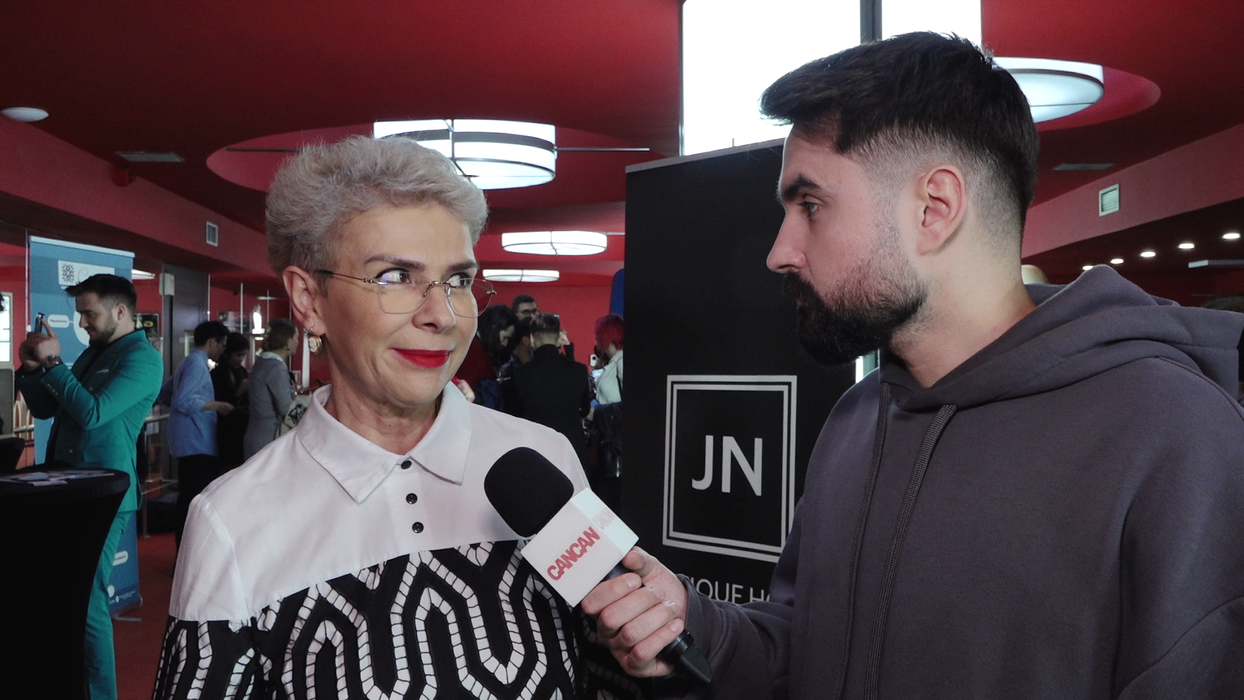 Teo Trandafir poate fi ascultată în programul "Bară la bară", pe Radio Impuls, în fiecare zi de la 16 la 19 (Foto: captură video)