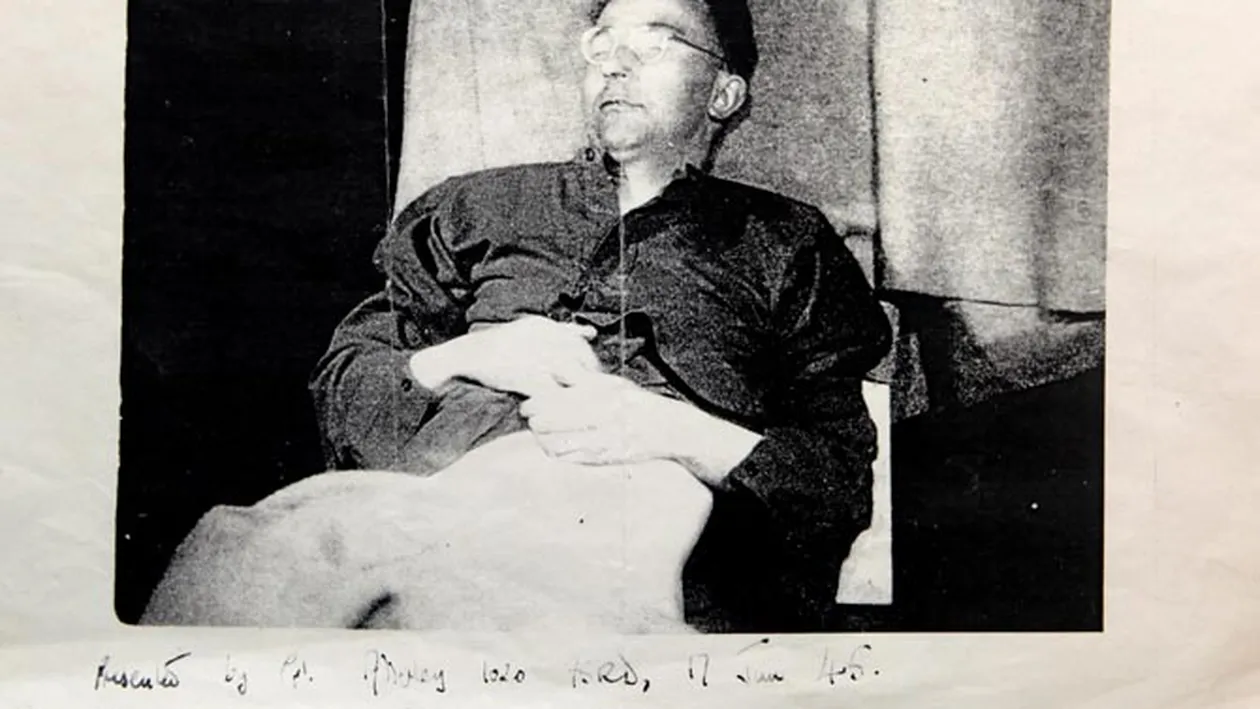 Cadavrul lui Himmler, la cateva secunde dupa ce s-a sinucis