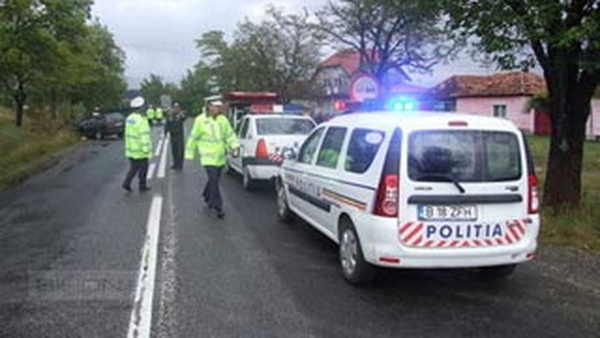 Un barbat a murit si fiul sau a fost ranit dupa ce masina in care erau a intrat intr-un TIR