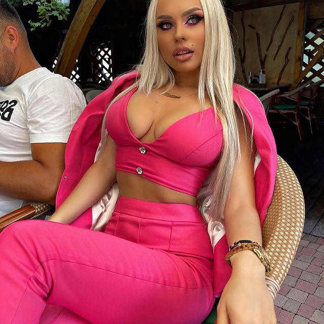 Larissa este o blondină foarte sexy